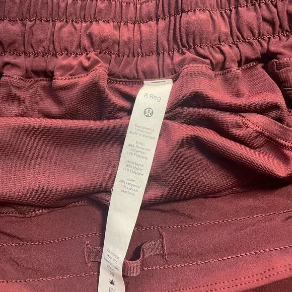 Lululemon Size 8 Hotty Hot 2.5" Short - Picture 3 of 3